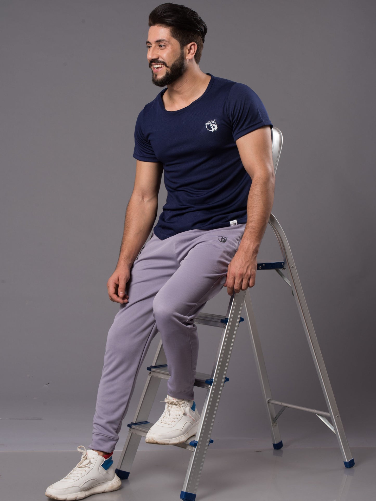 Stretchable gym joggers for men – sweat-wicking fabric